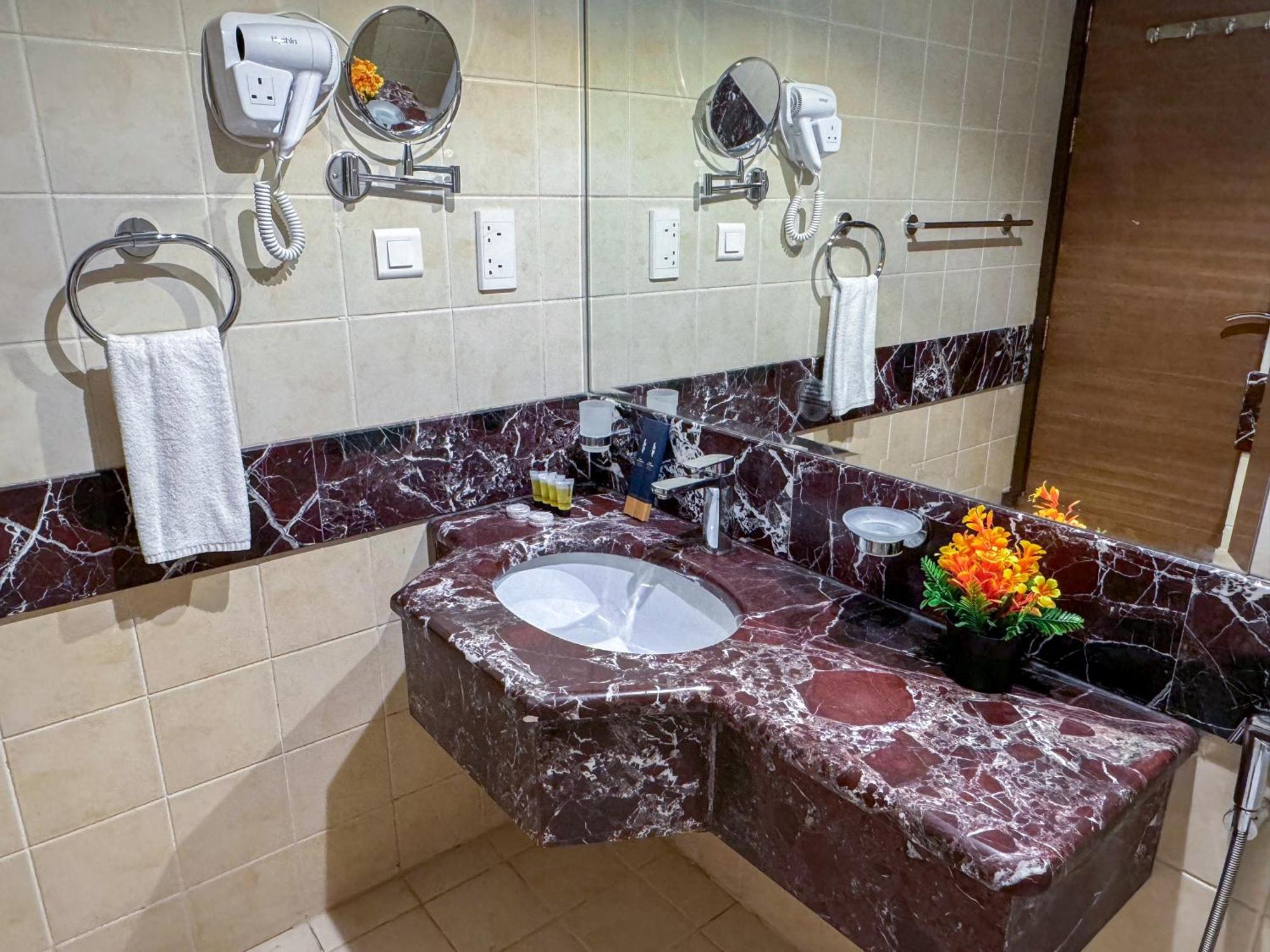 אל-מדינה Rabwat Al Safwah Golden Hotel מראה חיצוני תמונה